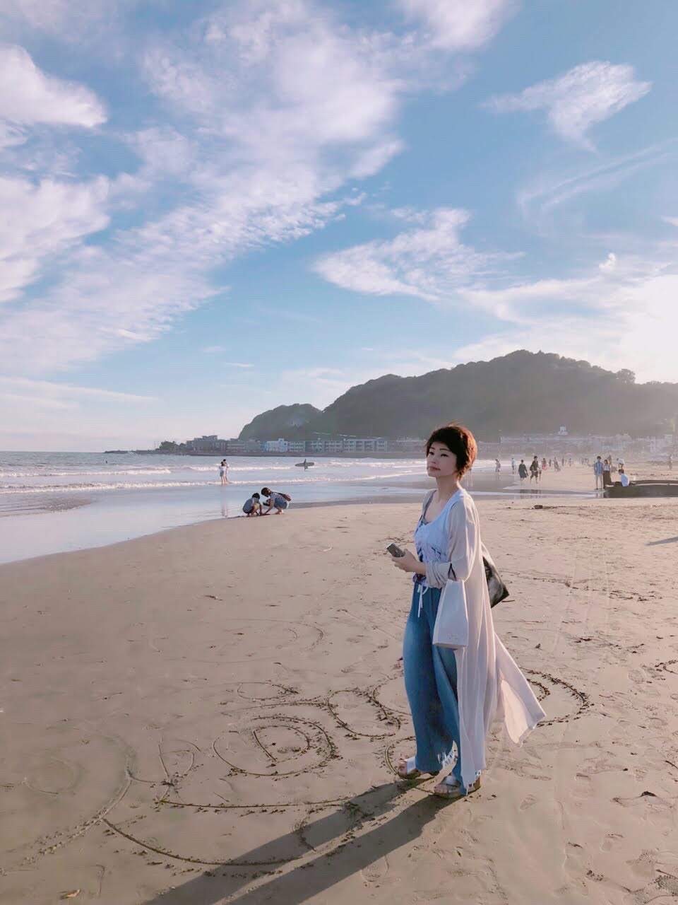 江の島と由比ヶ浜をバックにしたprofile写真